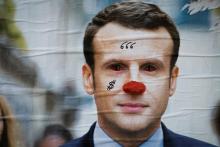 Une affiche du candidat Emmanuel Macron vandalisée à Paris, le 5 mai 2017