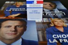 Affiches des deux candidats en lice pour le second tour, le centriste pro-européen Emmanuel Macron e