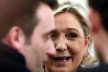 La présidente du FN Marine Le Pen (de face) et le vice-président du parti Florian Philippot (g), le 