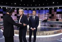 Les candidats à la présidentielle Marine Le Pen (g) et Emmanuel Macron (d) avant le débat télévisé, 