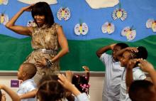 Michelle Obama danse avec des enfants dans une école de Washington, le 24 mai 2013