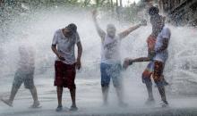 Avec les fortes chaleurs ont recommencé à jaillir des "geysers" en ville: les pompiers de Paris ont 