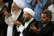 Le chef du pouvoir judiciaire, l'ayatollah Sadegh Larijani (c) à Téhéran, le 21 août 2009