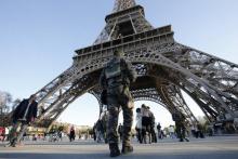 Patrouille au pied de la Tour Eiffel, le 15 novembre 2015, aux lendemains des attentats de Paris et 