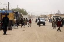 Des maliennes marchent dans une rue de Kidal, le 7 août 2012