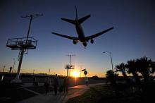 Un avion atterrit à l'aéroport de Los Angeles (LAX) en Californie, le 1er novembre 2013