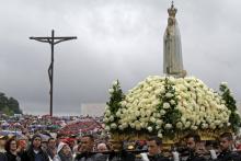 La statue Notre-Dame-de-Fatima portée lors des cérémonies, au sanctuaire de Fatima, le 13 mai 2016 a