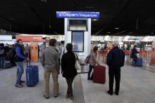 Des personnes dans un aéroport.