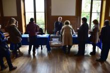 Des personnes font la quue pour voter dans un bureau du VIIe arrondissement de Paris, le 23 avril 20