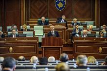 Le Premier ministre Kosovar Isa Mustafa devant le parlement à Pristina, le 10 mai 2017