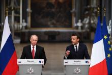 Conférence de presse des présidents français Emmanuel Macron (d) et russe Vladimir Poutine (g), le 2