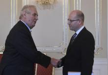 Le président tchèque Milos Zeman (g) et son Premier ministre Bohuslav Sobotka, le 4 mai 2017 à Pragu