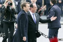 Le président sortant François Hollande (d) et le nouveau président élu Emmanuel Macron, lors des com