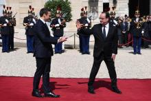 Emmanuel Macron (C) à Paris le 13 mai 2017