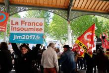 Des militants de la France insoumise défilent à Paris le 1er mai 2017