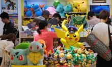 Des jouets Pokemon dans une boutique.