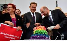 Des militants étendent un drapeau arc-en-ciel devant la chancellerie à Berlin, le 30 avril 2017