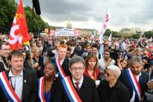 LPlusieurs centaines de personnes rassemblées près de l'Assemblée nationale, le 27 juin 2017, jour d