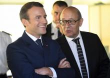 Emmanuel Macron et son ministre des Affaires étrangères Jean-Yves Le Drian à Etel, le 1er juin 2017