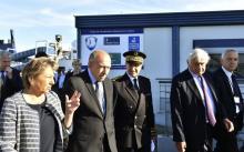 Des migrants attendent le long de la bretelle d'autoroute qui mène aux terminaux du port de Calais (