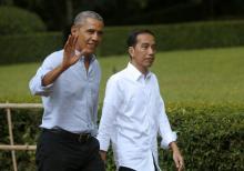 L'ancien président américain Barack Obama marche aux côtés du président indonésien Joko Widodo, dans