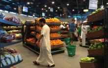 Des clienst font leurs courses dans un supermarché Al-Meera à Doha au Qatar, le 10 juin 2017