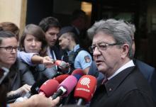 Jean-Luc Mélenchon parle aux journalistes devant l'Assemblée nationale le 27 juin 2017