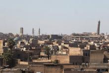 Vue de Mossoul avec (à droite) le minaret penché de la mosquée Al-Nouri, le 25 mars 2017 dans la cit