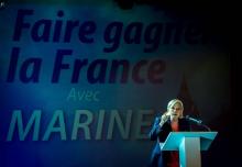 La présidente du FN Marine Le Pen en campagne à Calais, le 8 juin 2017