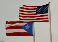 Les drapeaux de Puerto Rico et des États-Unis, flottent côte à côte le 8 mai 2017 à San Juan, Porto 