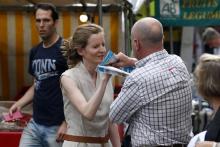 Un passant arrache les tracts de la candidate Nathalie Kosciusko-Morizet le 15 juin 2017 à Paris