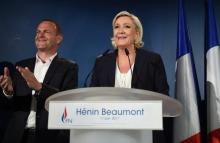 Marine Le Pen (c), présidente du FN et candidate aux législatives dans le Pas-de-Calais, en campagne