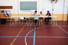 Des assesseurs attendent des votants à Marseille pour le second tour des législatives le 18 juin 201