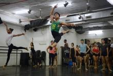 Amiruddin Shah (c) s'entraîne à l'académie de la danse à Bombay, le 27 juin 2017