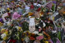 Des gerbes de fleurs en hommage rendu, le 8 juin 2017, aux victimes de l'attentat à proximité du Lon