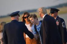 Melania (2e g), Barron (c) et Donald Trump (2e d), le 11 juin 2017 sur la base aérienne d'Andrews (M