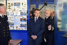 Emmanuel Macron visitant le Centre régional opérationnel de surveillance et de sauvetage atlantique 