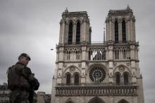 Un soldat français, devant la cathédrale Notre-Dame de Paris, le 14 avril 2017, jour du Vendredi sai