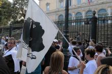 Des centaines de personnes rassemblées devant le tribunal de Bastia le 15 septembre 2016 en soutien 