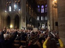 Des centaines de touristes, coincés dans la cathédrale Notre-Dame de Paris après l'agression d'un po