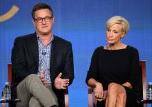 Les journalistes Joe Scarborough (G) et Mika Brzezinski à Pasadena (Californie), le 6 janvier 2012