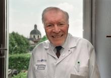 Le professeur Christian Cabrol, 74 ans, pose dans son bureau de l'hôpital de la Pitié-Salpétrière, l