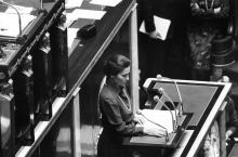 Simone Veil, ministre de la Santé du gouvernement de Valéry Giscard d'Estaing, demande la légalisati