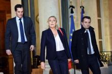 La présidente du Front national Marine Le Pen (c), entourée du vice-président du parti Florian Phili