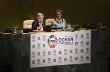 Le secrétaire général de l'ONU Antonio Guterres (g) ouvre la conférence mondiale sur les océans des 