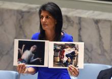 L'ambassadrice US aux Nations Unies, Nikki Haley, montre des photos de victimes lors d'une session a