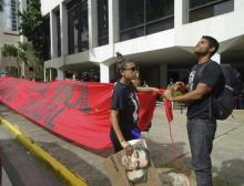 Des étudiants déroulent une banderole devant l'université de Porto Rico, à Porto Rico le 23 mai 2017