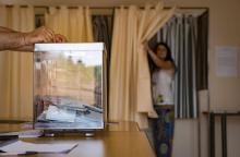 Une femme sort de l'isoloir d'un bureau de vote à Gardouch (sud de la France) le 11 juin 2017