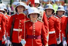 Le capitaine Megan Couto (C) du 2e bataillon de la garde de la reine Elizabeth II, chargée de protég