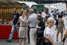 Un passant prend des prospctus des mains de NKM en campagne dans le 5e arrondissement le 15 juin 201